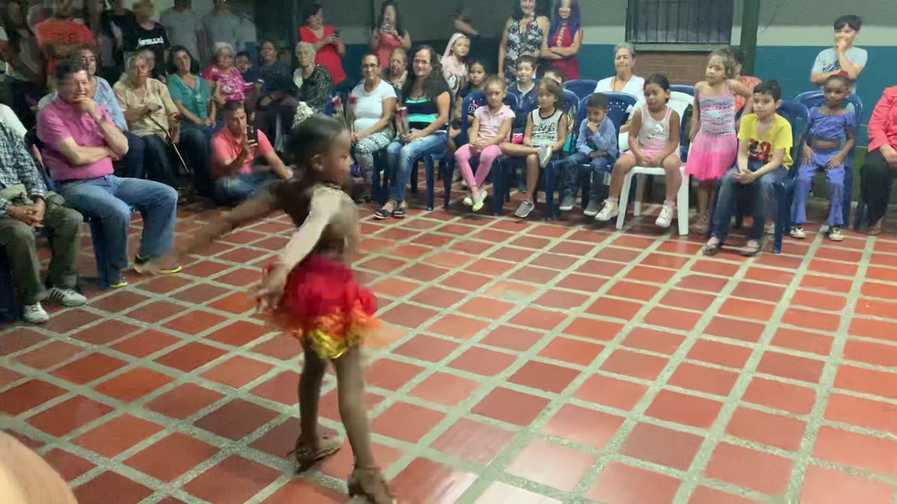 Niña bailando salsa - YouTube