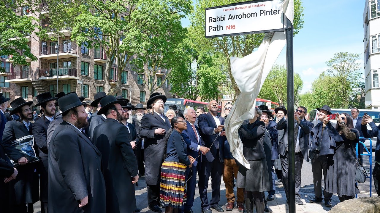 Lord Levy gives heartfelt tribute to Rabbi Avrohom Pinter as street opened in his name