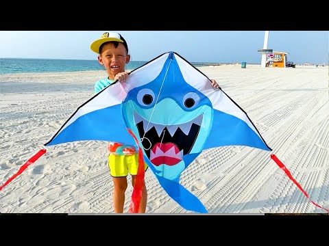 Видео: Fun family trip! Sofia and Max play with a kite on the beach