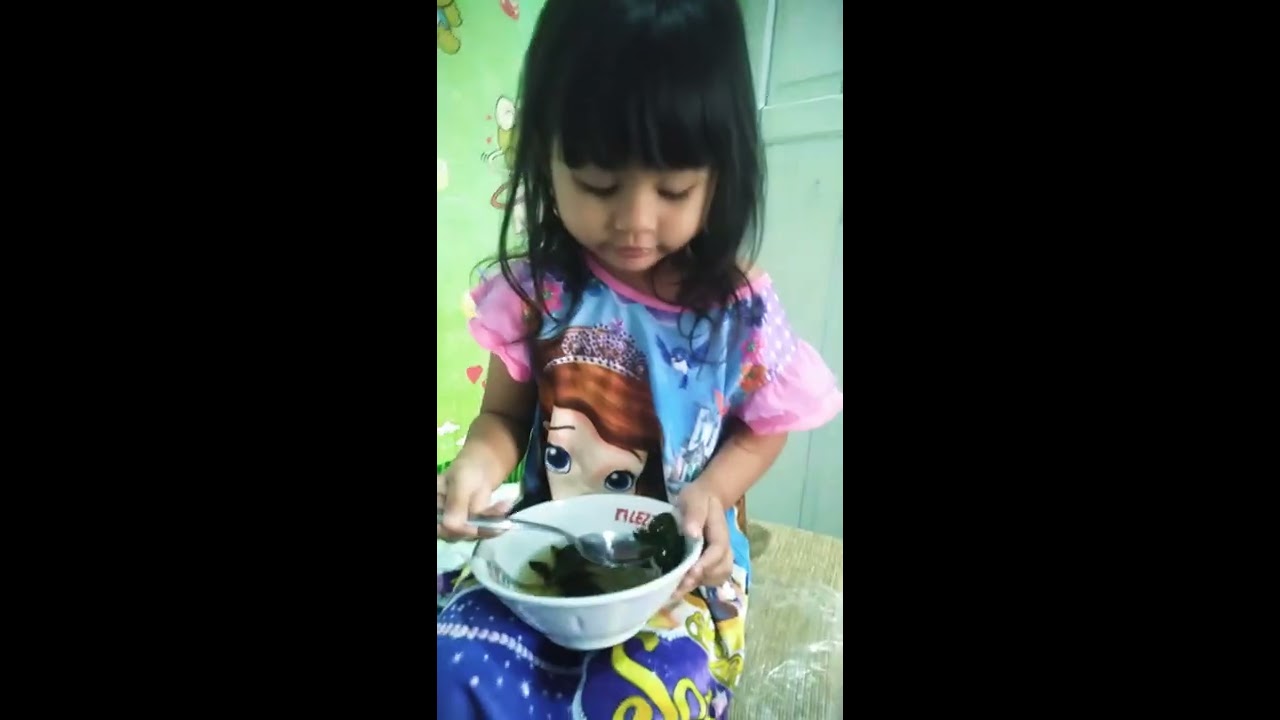  Anak  2thnan makan  sayur sendiri YouTube