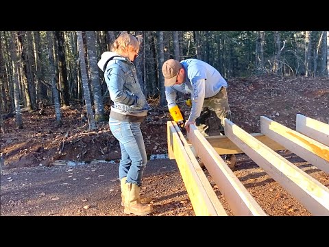 видео: TIMELAPSE - Couple Builds Off-Grid Cabin Alone In The Canadian Wilderness