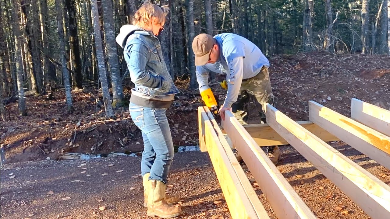 TIMELAPSE – Couple Builds Off-Grid Cabin Alone In The Canadian Wilderness