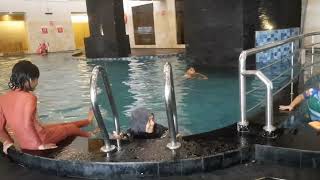 Berenang Ditemani Eyang