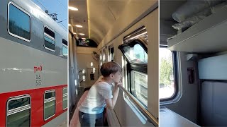 Двухэтажный пассажирский поезд РЖД внутри / Купе на 2 этаже / Вид из окна 2 этажа поезда