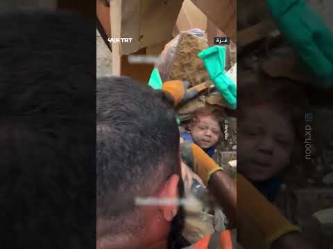 انتشال طفل فلسطيني من تحت أنقاض مبنى في غزة بعد قصف إسرائيلي