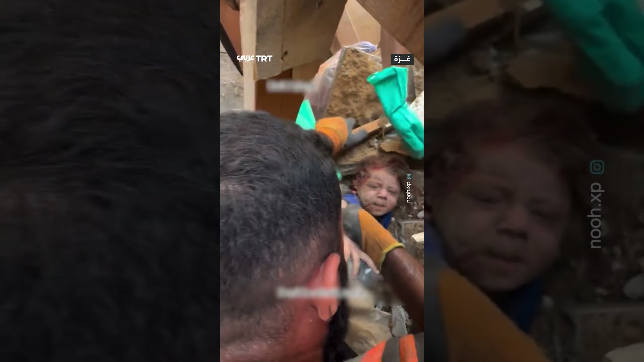 لحظة انتشال طفل فلسطيني على قيد الحياة من تحت أنقاض مبنى سكني استهدفه جيش الاحتلال الإسرائيلي في غزة
