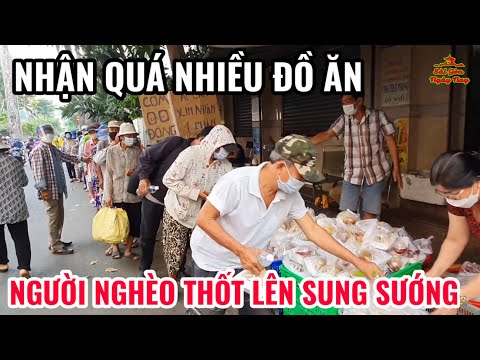 Người nghèo ở Sài Gòn SUNG SƯỚNG khi nhận được NHIỀU ĐỒ ĂN NGON trong lúc khó khăn
