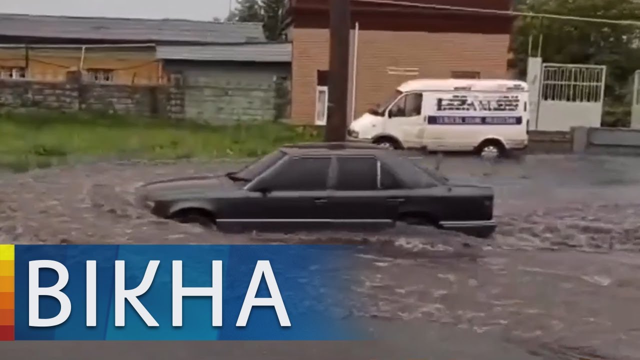 Машина упала в воду