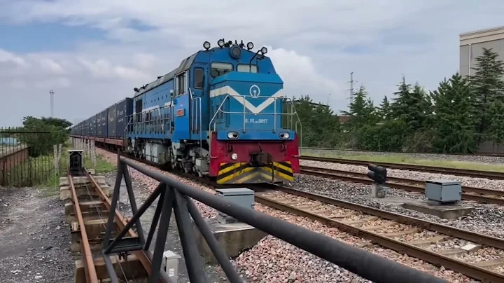 Freight Train Power | Long Containers on the Tracks