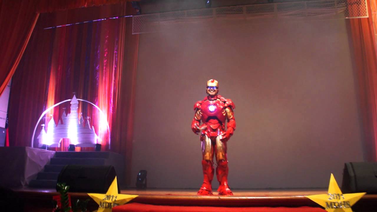 Rektor kommer till examen som Iron Man