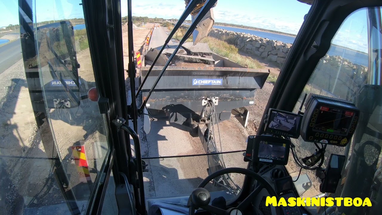 Liebherr 914 Compact loading asphalt