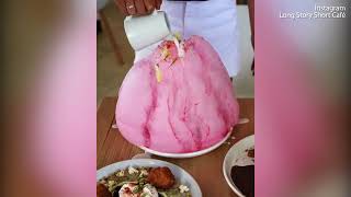 Melbourne café has created a crazy fairy floss dessert burger