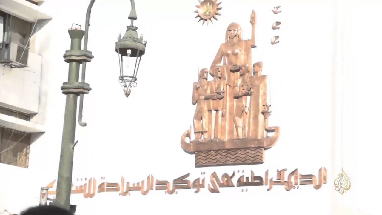 جانب من تظاهرات حملة الماجستير الذين لم يعينوا حتي الآن امام مجلس النواب امس