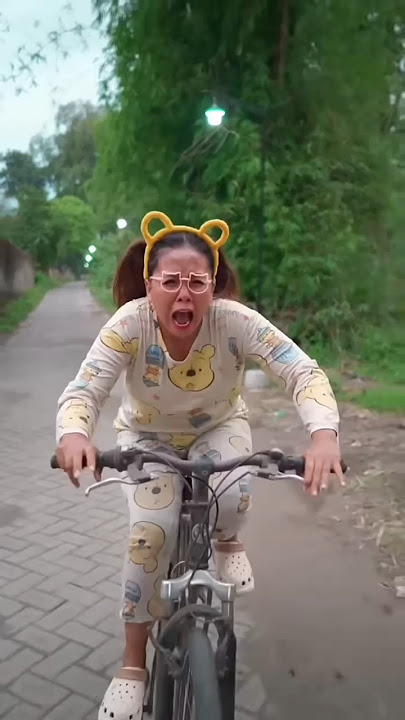 kitty falls off the bike #shorts #comedy #funny #lucu