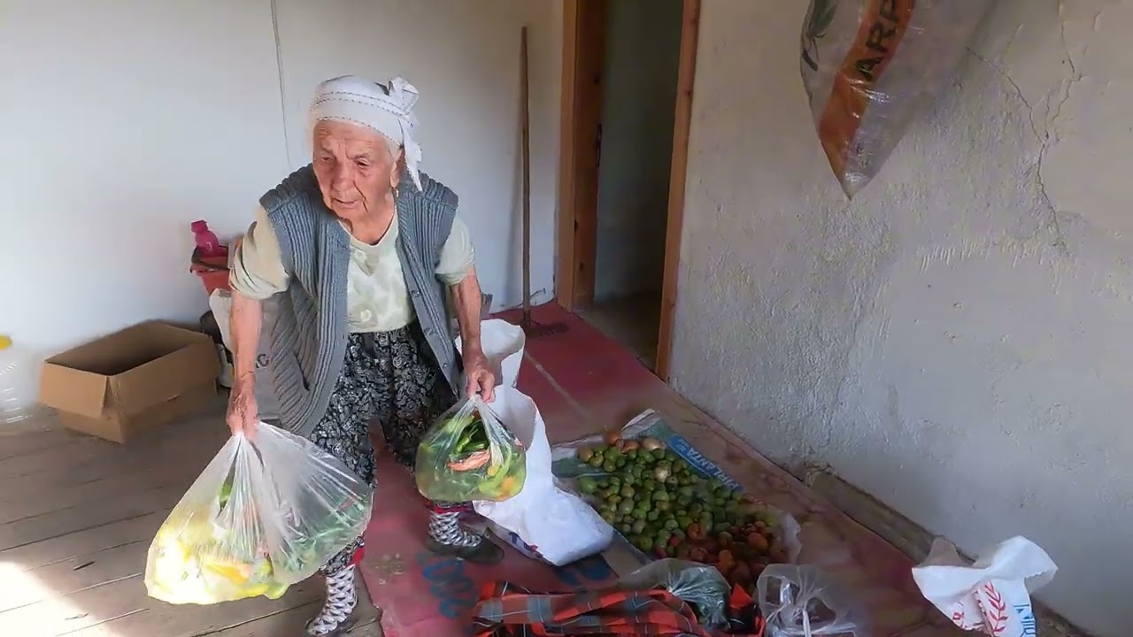 Türk köyünde kahvaltı hazırlığı . Meşhur geriçam kahvaltısı Denizli village life  köy hayatı
