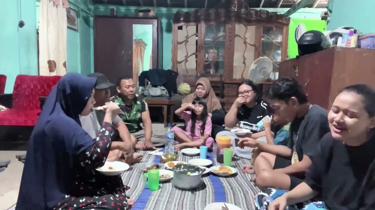 BERBUKA PUASA BERSAMA” MUMPUNG ADA MBAH BAN 🙏🏻TAPI MBAK INTAN EMOH BARENG GAES 😭🙏🏻🙏🏻