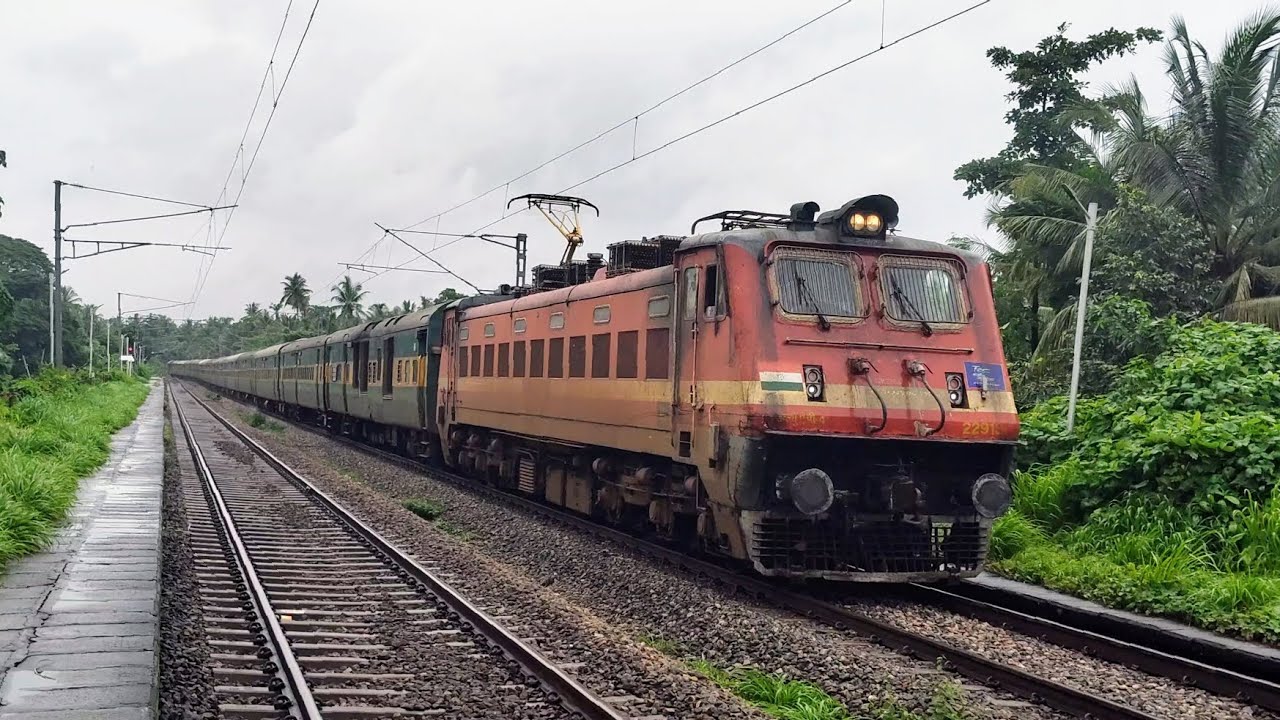 Bhusaval WAP4 with 12201 LTT - Kochuveli Garib Rath Express skipping Jagannath temple gate
