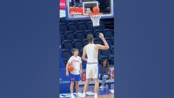7’9” freshman Olivier Rioux warming up 😳🤯(via @osgators)