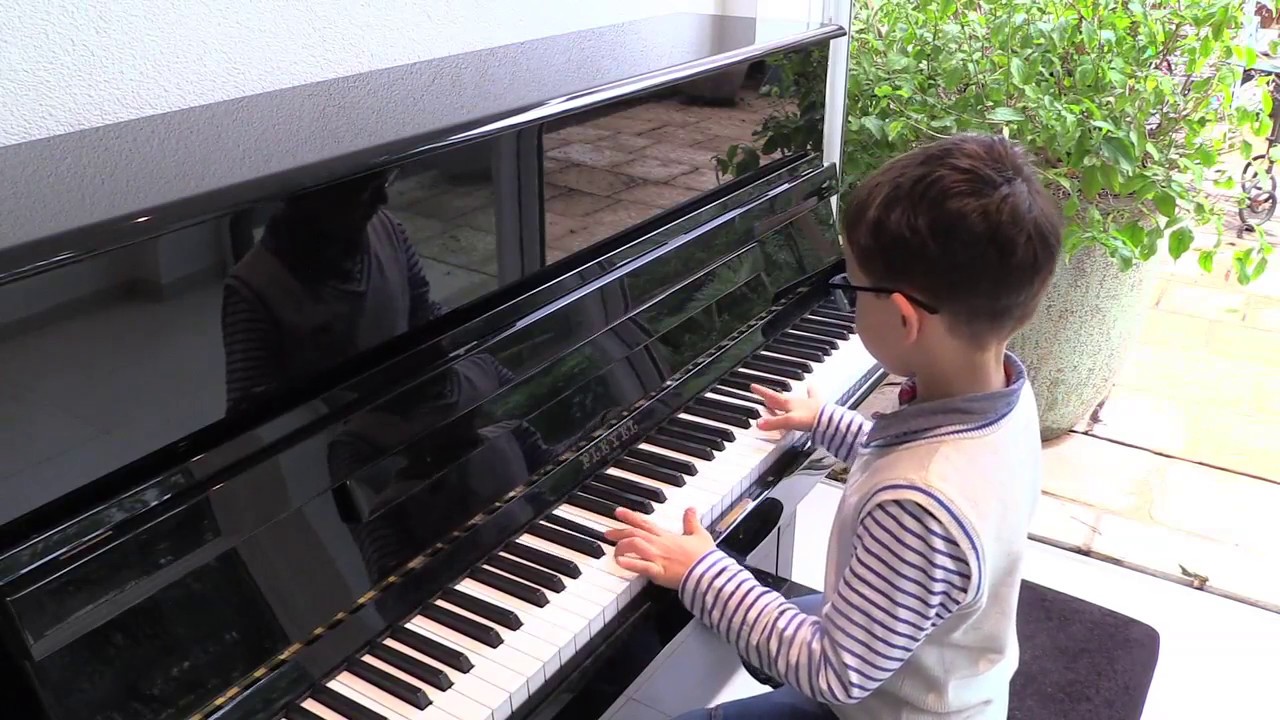 Un Enfant De 5 Ans à La Maison Jouant Du Piano Ai Générative