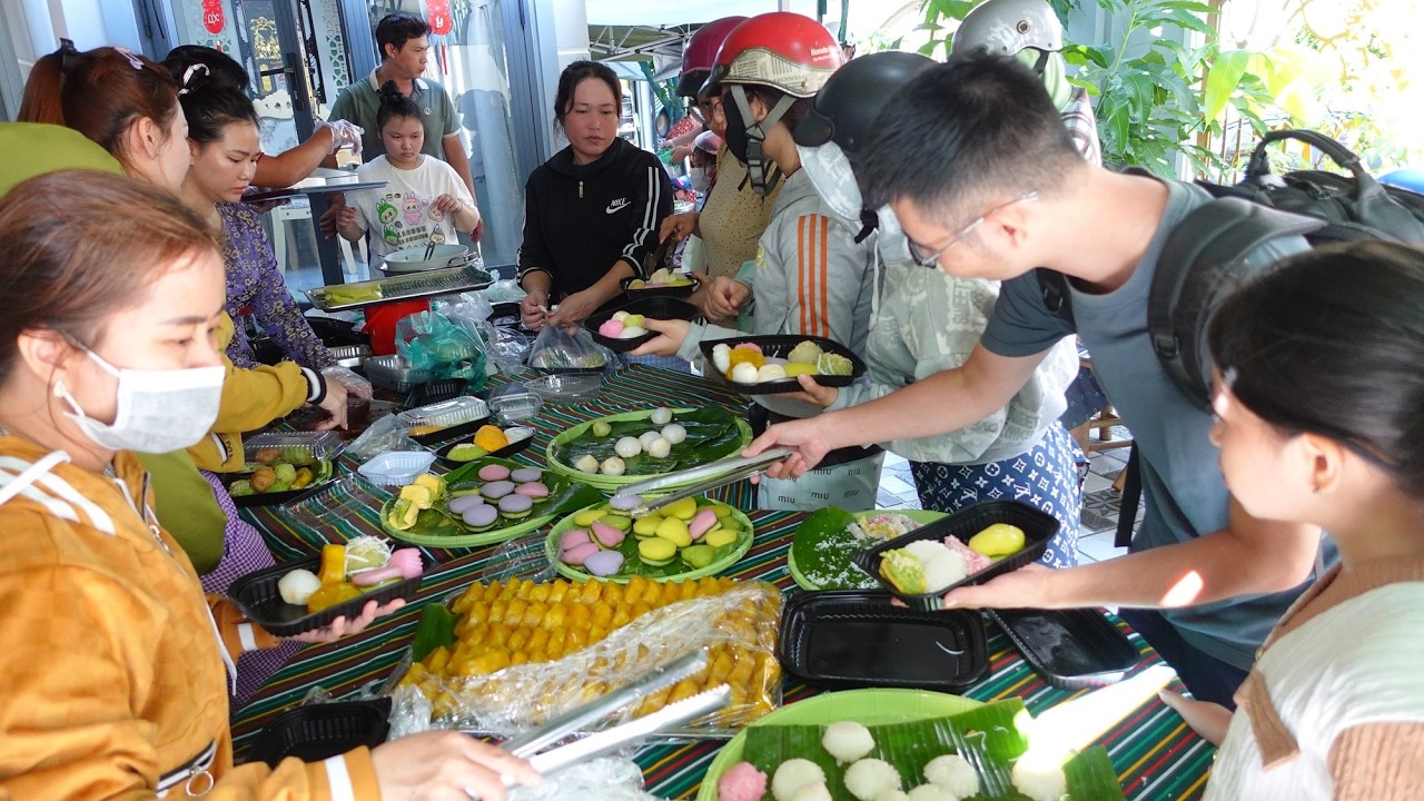 Bánh ra lò không kịp cho khách gắp chưa thấy chỗ nào bánh dân gian phải đợi từng mẻ như vậy