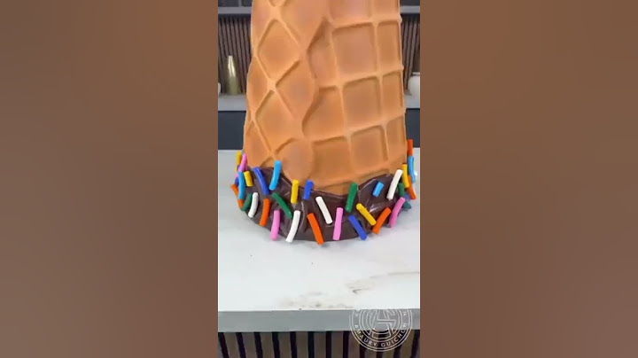 Giant Chocolate lce Cream! It's getting hot in here... #amauryguichon #chocolate #icecream🧁🧁🧁