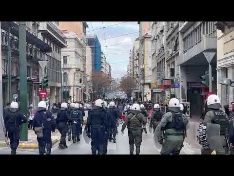 Επίθεση των ΜΑΤ στην πορεία στην Πατησίων - Χτύπησαν απρόκλητα κόσμο με ξύλο και χημικά