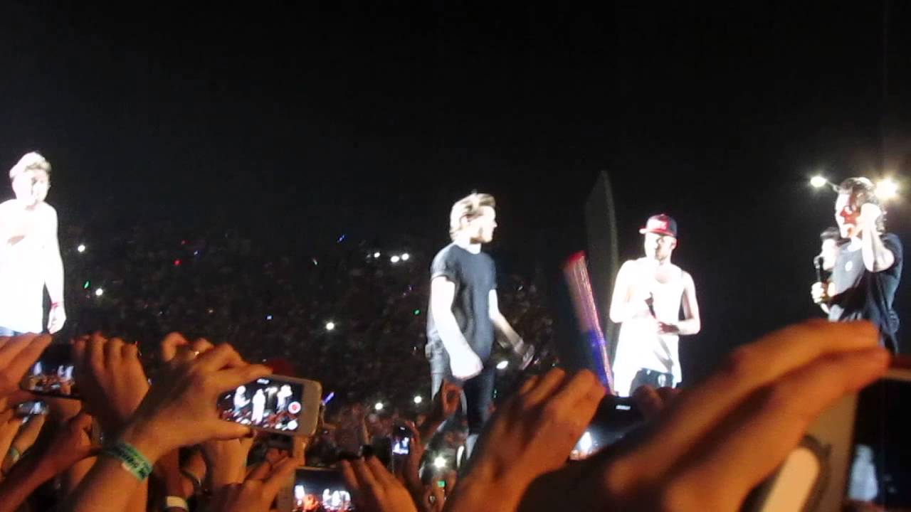 One Direction singing 5SOS in Rio de Janeiro (WWA Tour - 08/05) - YouTube