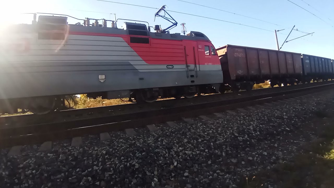 Встреча электровоза 3ЭС5К-161 и квартета 2ЭС5К-185/178 "Ермак" с грузовыми поездами.