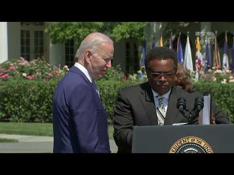 Video: Biden rivendos ndalesat e udhëtimit COVID-19 të hequra nga Trump