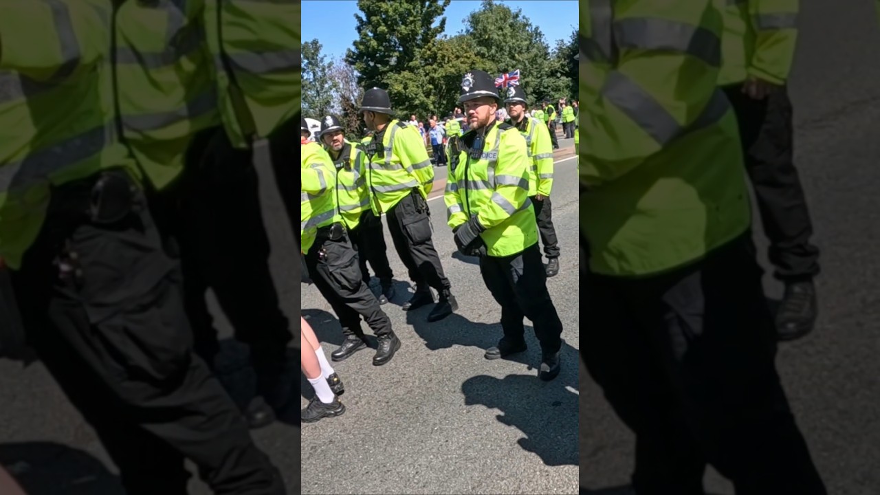 Regardez POLICE SPRAY MAN IN THE FACE WITH PAVA SPRAY #police #policebrutalitymatters #protest sur YouTube Regardez POLICE SPRAY MAN IN THE FACE WITH PAVA SPRAY #police #policebrutalitymatters #protest sur YouTube