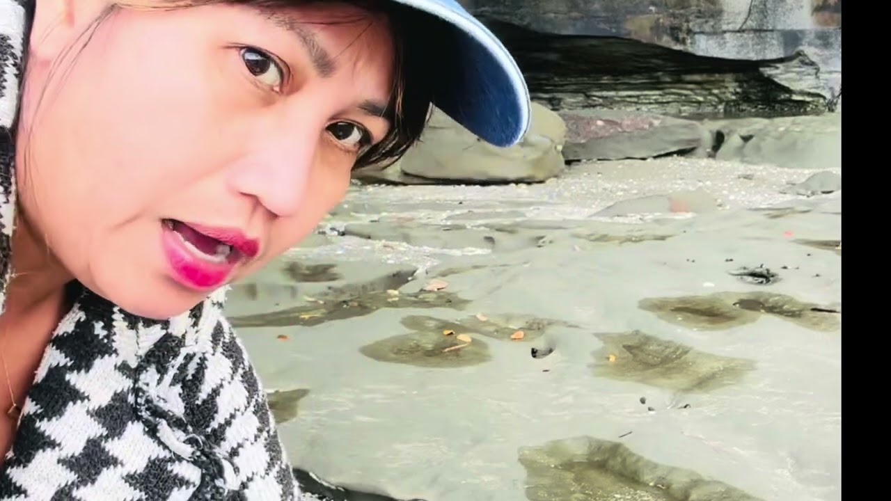 Ang daming sea shells dito