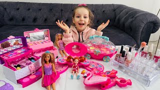 Barbie Makyaj Videosuada Barbieye Işıltılı Makyaj Yapıyor Oje Sürüyoreğlenceli Makyaj Oyunları