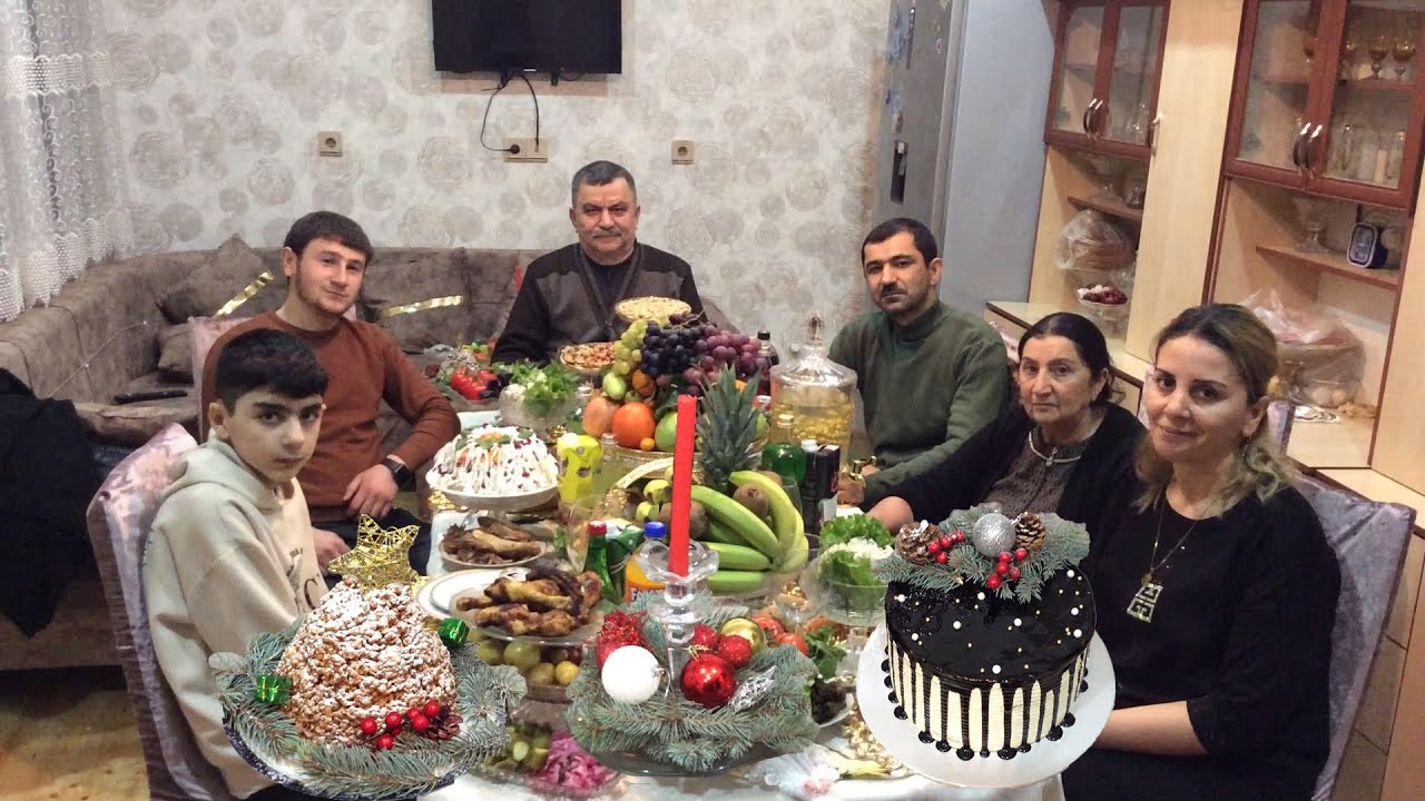 В последний день 2024 года я потратила 6 часов на подготовку веселого украшения стола.