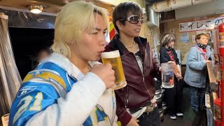 GACKT suddenly showed up at a standing bar in Nishinari and had him try some Nishinari offal...