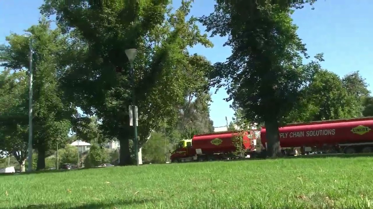 Linfox truck Alexandra Ave