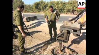ISRAEL: WITHDRAWAL OF TROOPS CONTINUES AFTER BRIEF HOLD UP
