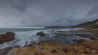 Vue sur les cotes rocheuses du Golfe de Lava par mauvais temps en Corse pendant l'hiver