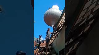 Proses Menurunkan Kubah Masjid Yang Akan Direnovasi