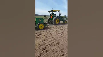 Kolik bušlů pojme secí stroj John Deere 8300?