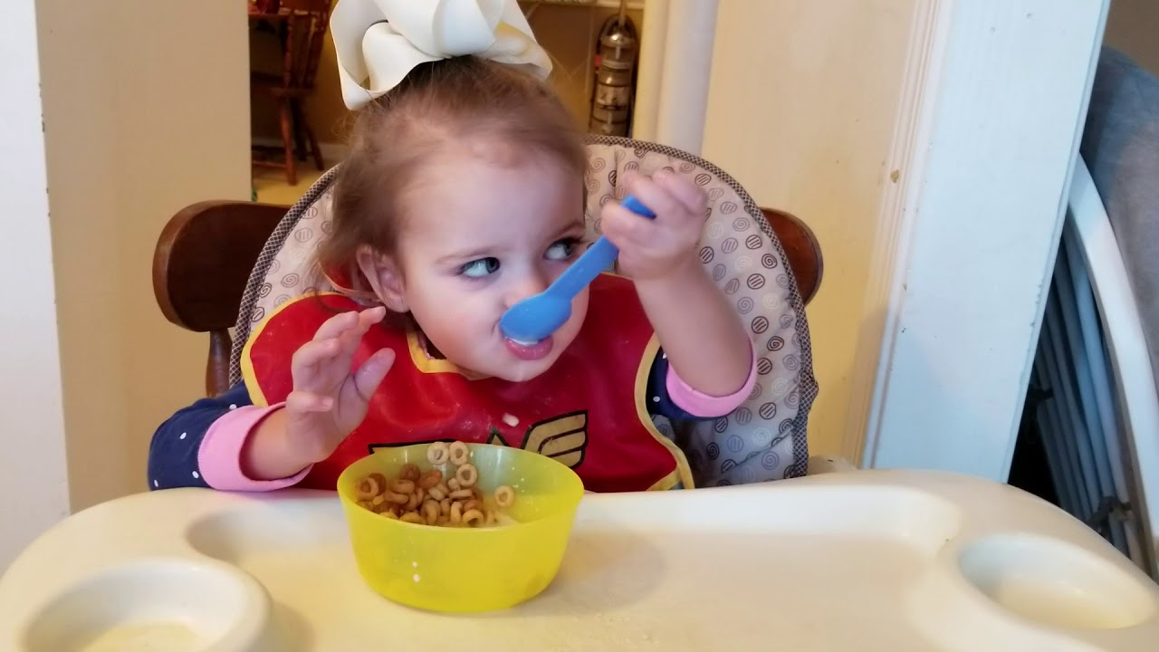 1 year old eating cereal - YouTube