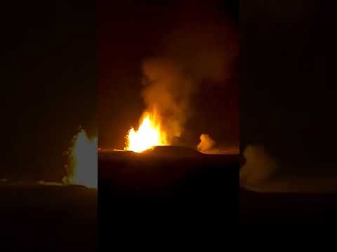Este es el momento en el que el volcán de Grindavik erupciona #shorts