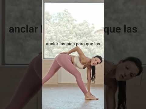 ¡Nuestra forma favorita de hacer torsiones en #posturasdepie! #parivrttatrikonasana #parivrtta #yoga