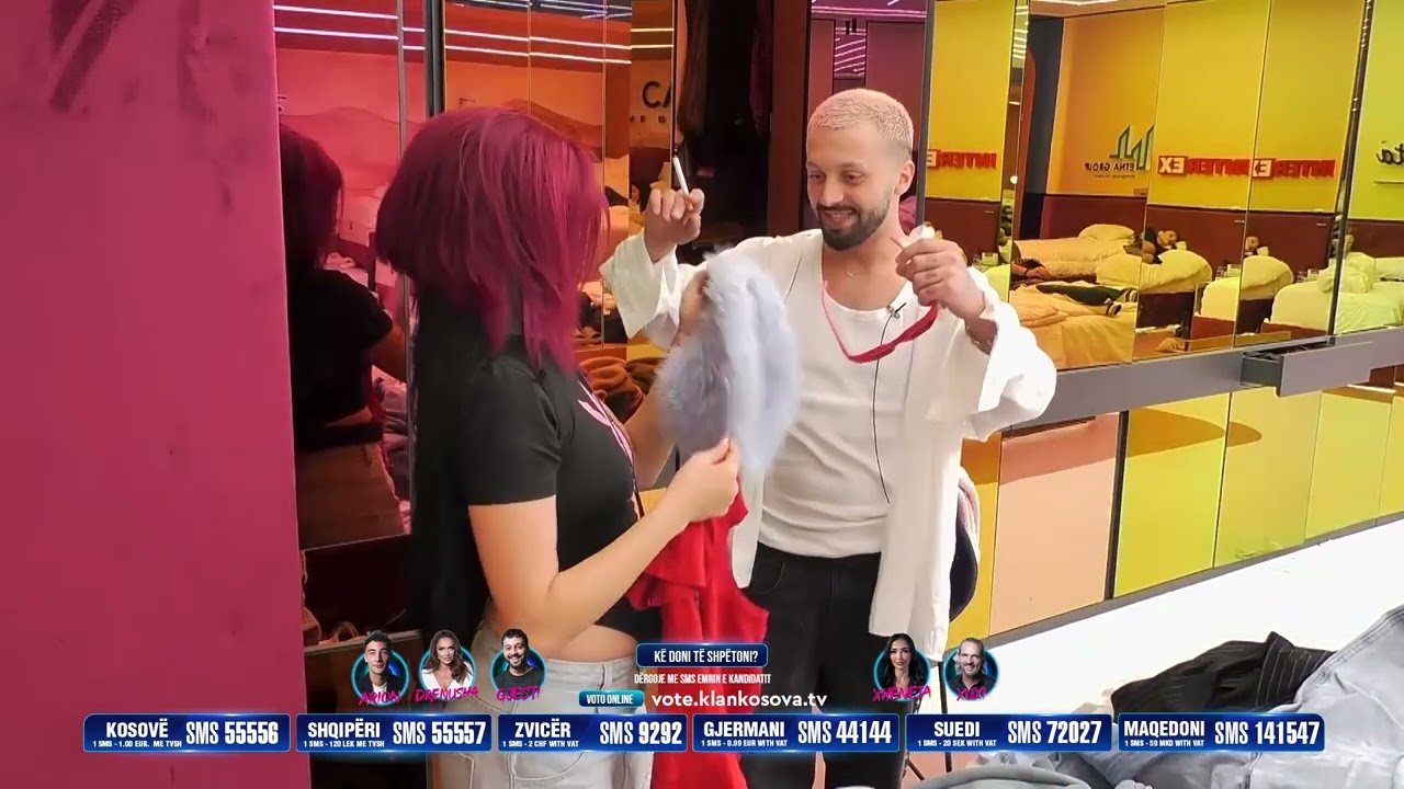 Gjestit i shqyen xhinset në prapanicë shkakton të qeshura me gjestet e tij