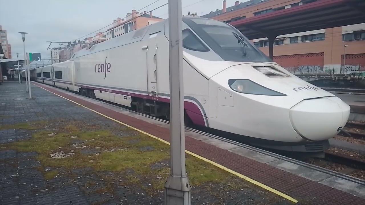 Alvia S 130 (Rama 43) destino Barcelona Sants entrando y saliendo de la estación de Ponferrada 