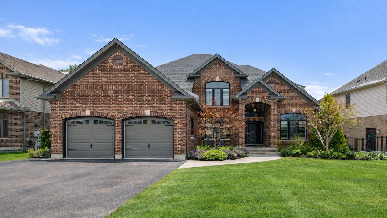 4 Bedroom Luxury Home in Uplands, London Ontario | Pool, Two-Storey Foyer & Upgraded Kitchen Tour