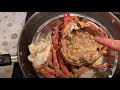アメリカのクモガニを捕まえて食べる