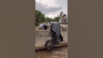 Ghe gỗ vượt Cống nước ngược.