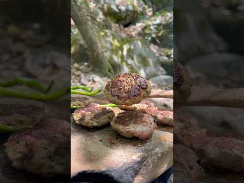 在大自然的石头上烹饪肉丸 🥩