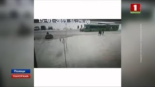 В Полоцке автомобиль въехал в толпу людей на остановке. Панорама В Полоцке автомобиль въехал в толпу людей на остановке. Панорама