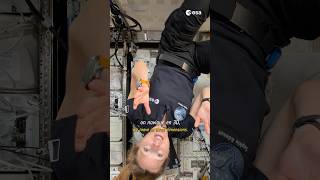 How to move in microgravity 👩‍🚀 [French with English subtitles]